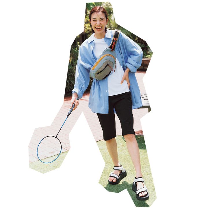 ブルーシャツに膝丈のサブリナパンツを合わせた外遊びコーデの岡本あずささん