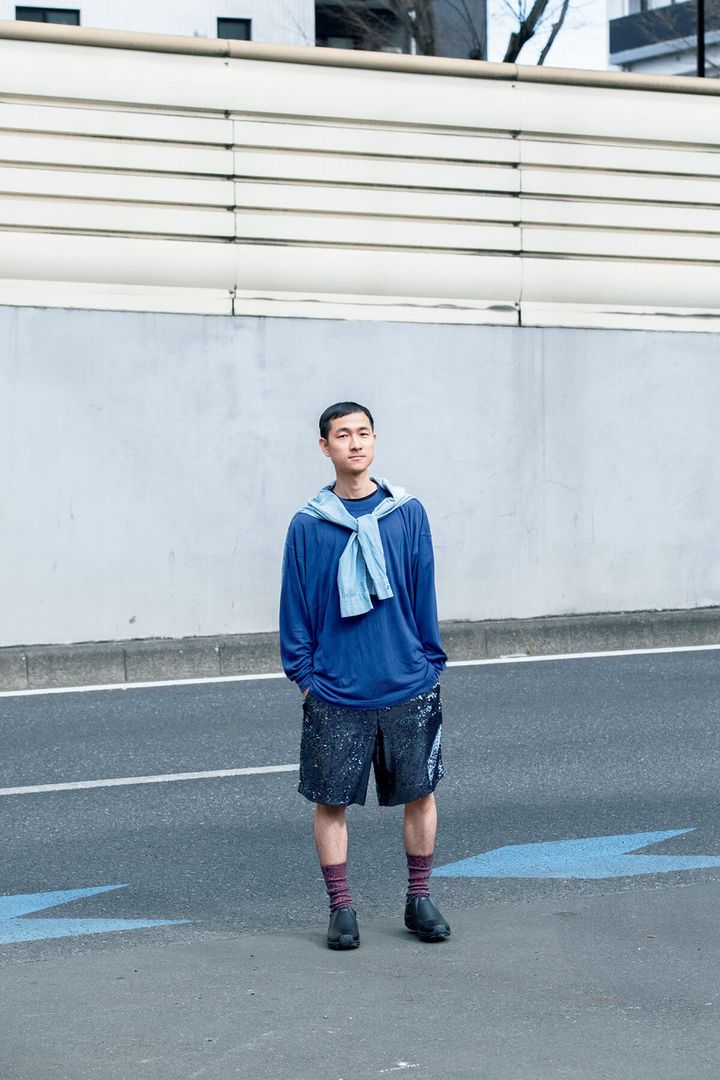 〈トロ〉のTシャツ、〈ドリス ヴァン ノッテン〉のパンツ、〈メレル〉のシューズ