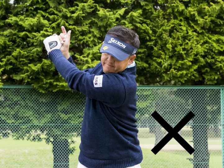 体が硬い人でも捻転できる簡単テク！「息を“フー”と…」シニアプロが解説