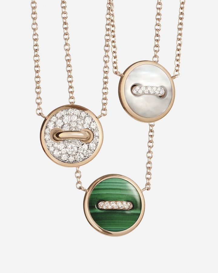 「ポムポムドット」ネックレス 左から（RG×ダイヤモンド×ホワイトマザーオブパール×ダイヤモンド）￥616,000 （RG×マラカイト×ホワイトマザーオブパール×ダイヤモンド）￥385,000 （RG×グレーマザーオパール×ホワイトマザーオブパール×ダイヤモンド）￥341,000