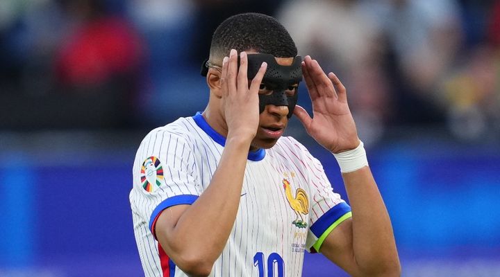 フェイスマスクで戦うエムバペ、EUROポルトガル戦での交代理由を説明 「監督と話して…」