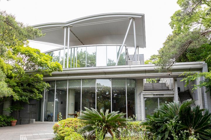 ミュシャ展も開催♪ 緑に囲まれた美術館&カフェを訪れる、小さな旅へ。「茅ヶ崎市美術館」