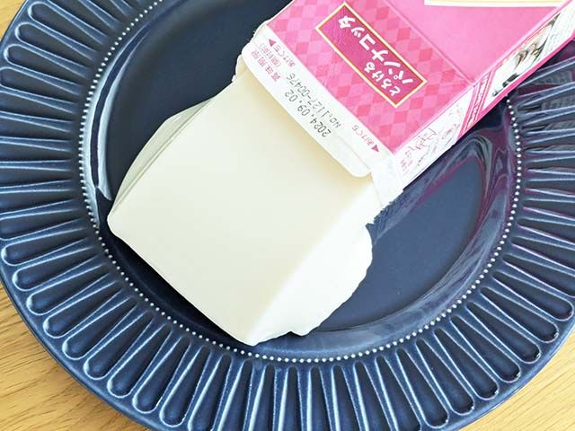 【業務スーパー】「とろけるパンナコッタ」をお皿に移している様子