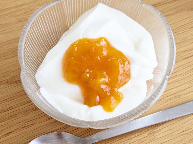 器に盛られあんずジャムがかけられた【業務スーパー】「とろけるパンナコッタ」