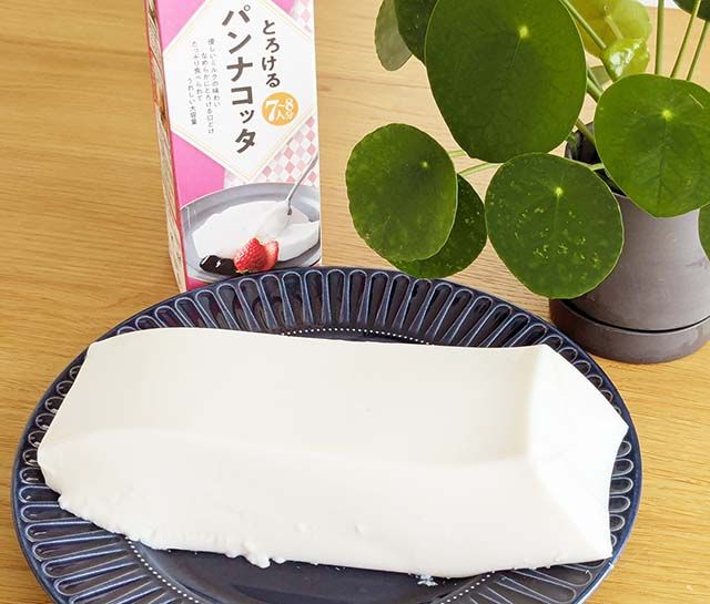 【業務スーパー】「とろけるパンナコッタ」がお皿に盛られテーブルに置かれている様子