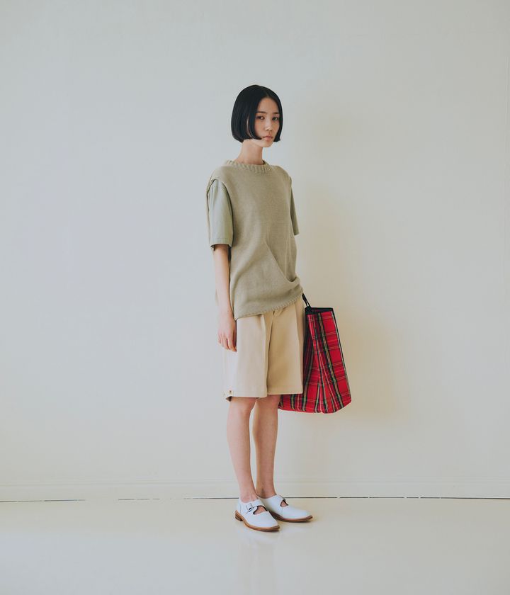 ニットベストを夏仕様に引き立てる優秀カーキTシャツ【ベーシック派のTシャツ図鑑】