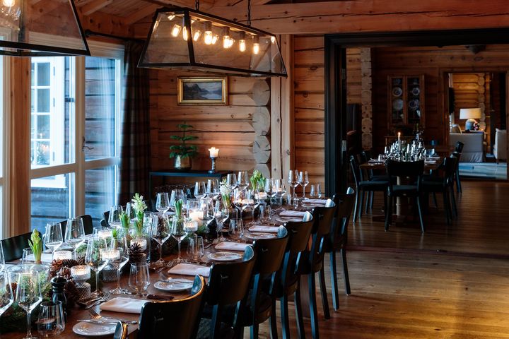 自家生産した蜂蜜に加え、アウクラ産の天然塩や地元焙煎所のコーヒーなど、ノルウェー愛が詰まった食材がテーブルに並ぶ。