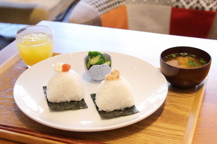 「おにぎり朝食セット」550円、+セット味噌汁110円、+セットドリンク220円