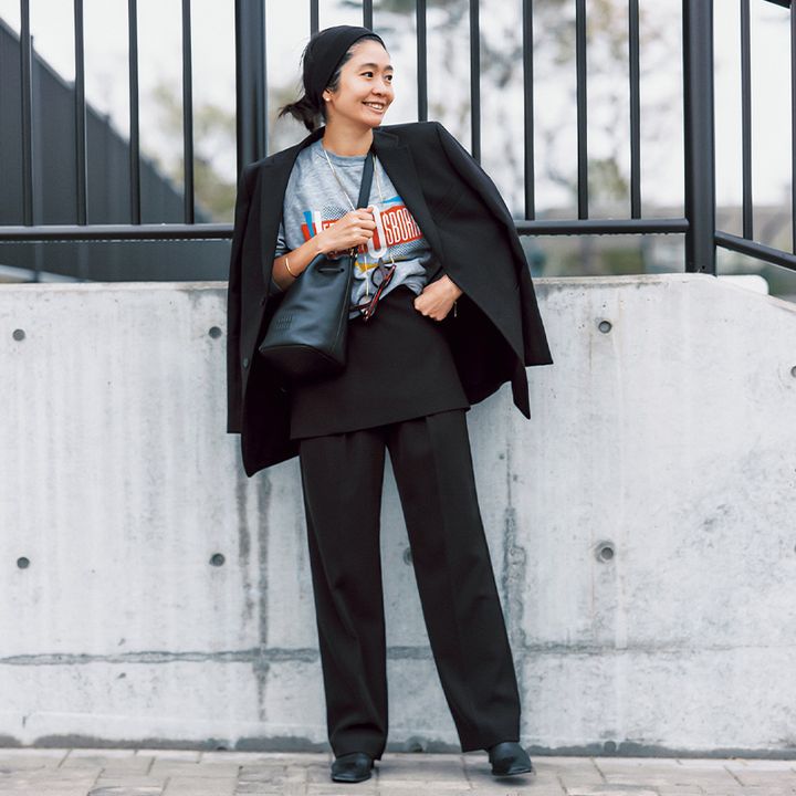 ジャケットとパンツ、小物も黒でまとめてインナーにヴィンテージのTシャツを合わせたスタイリスト樋口かほりさん