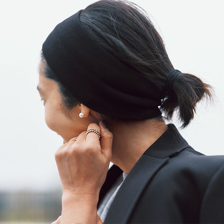 まとめ髪に黒ターバンとTASAKIの一粒パールを合わせたスタイリスト樋口かほりさん