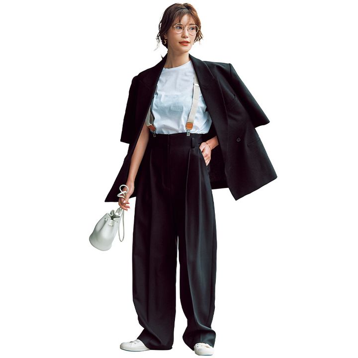 黒の半袖ジャケットとパンツのセットアップに白小物を合わせたコーデ