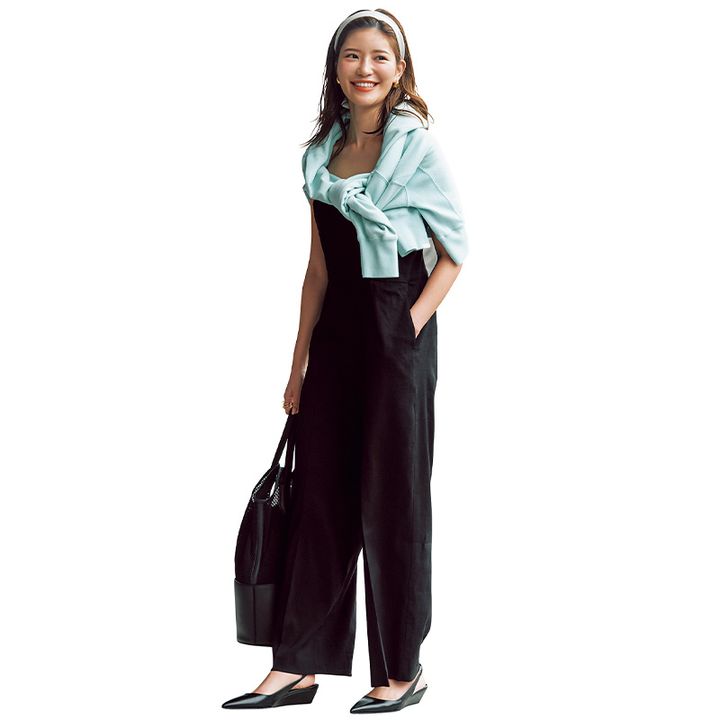 黒のサロペットに水色スウェットを肩掛けした咲和希さん