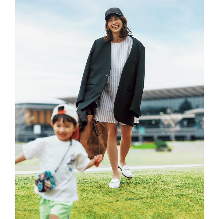 リネンのミニ丈サロペットにオーバーサイズの黒ジャケットを合わせた東原亜希さん