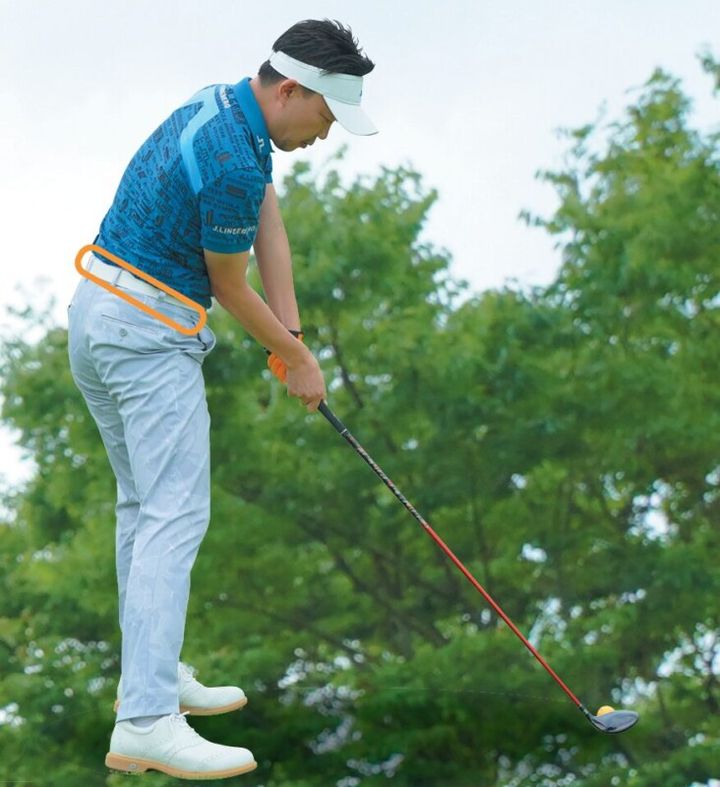 FWの正しいインパクトはどっち…？“ちょいアッパー”で打つのが正解!?