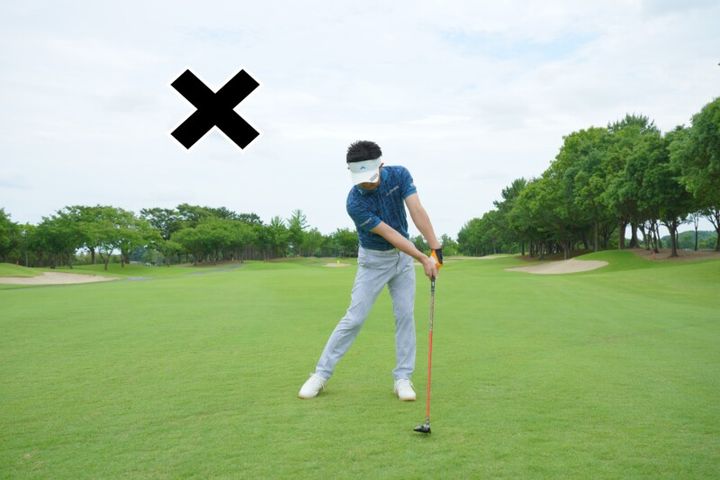 FWの正しいインパクトはどっち…？“ちょいアッパー”で打つのが正解!?