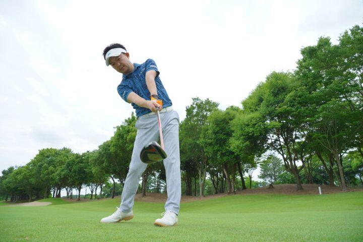 FWの正しいインパクトはどっち…？“ちょいアッパー”で打つのが正解!?