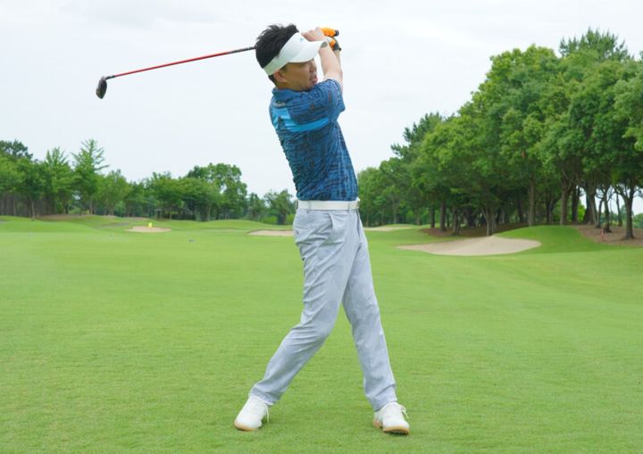 FWの正しいインパクトはどっち…？“ちょいアッパー”で打つのが正解!?