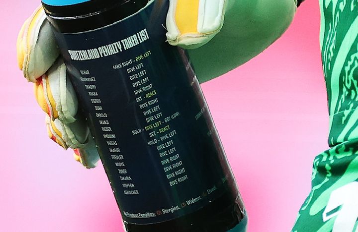 イングランド、EURO準決勝進出！守護神ピックフォードの“PKカンペ”を拡大して見ると…