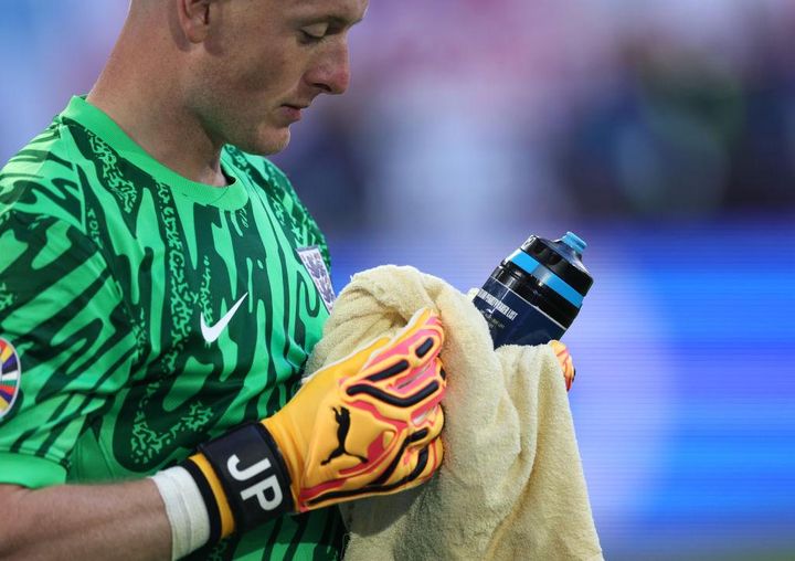 イングランド、EURO準決勝進出！守護神ピックフォードの“PKカンペ”を拡大して見ると…