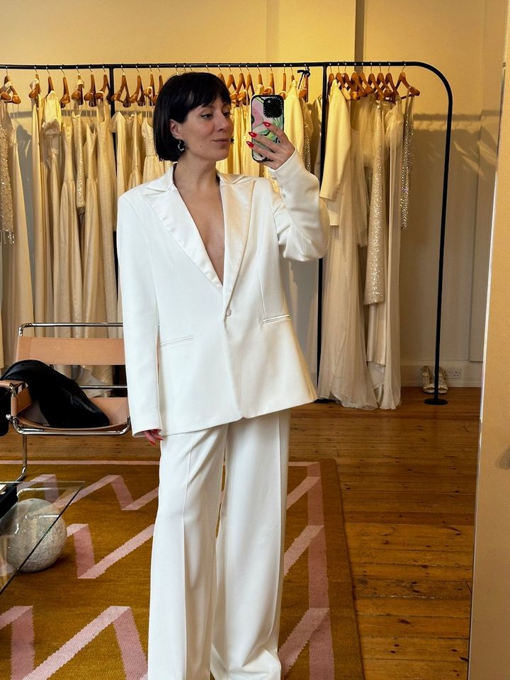 ザ・オウン・スタジオではブライダルスーツも試着。