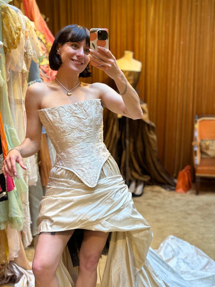 アニー・イビサではミニ丈にトライ。