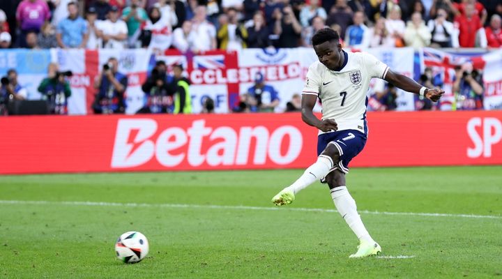 イングランド代表サカ、EUROでPK失敗の悪夢を乗り越え英雄に！ベッカムも感激