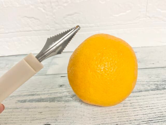 3COINS スリコ 多機能フルーツカッター ギザギザカット オレンジ