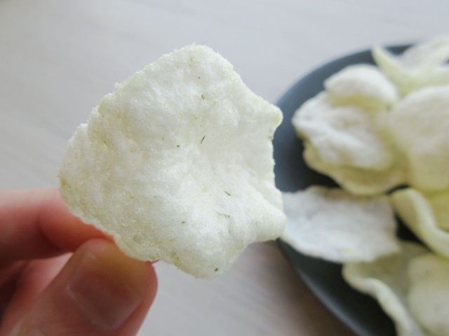 最後まで美味しい からしせんを一つ持ち上げる