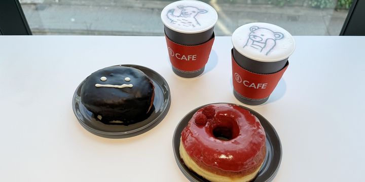 手前左から「GRANIPH ORIGINAL（ぐらにふ おりじなる）」450円、「FRAMBOISE（ふらんぼわーず）」450円、奥左から「カフェラテ」（07.ラムチョップ、11.コントロールベア）各550円