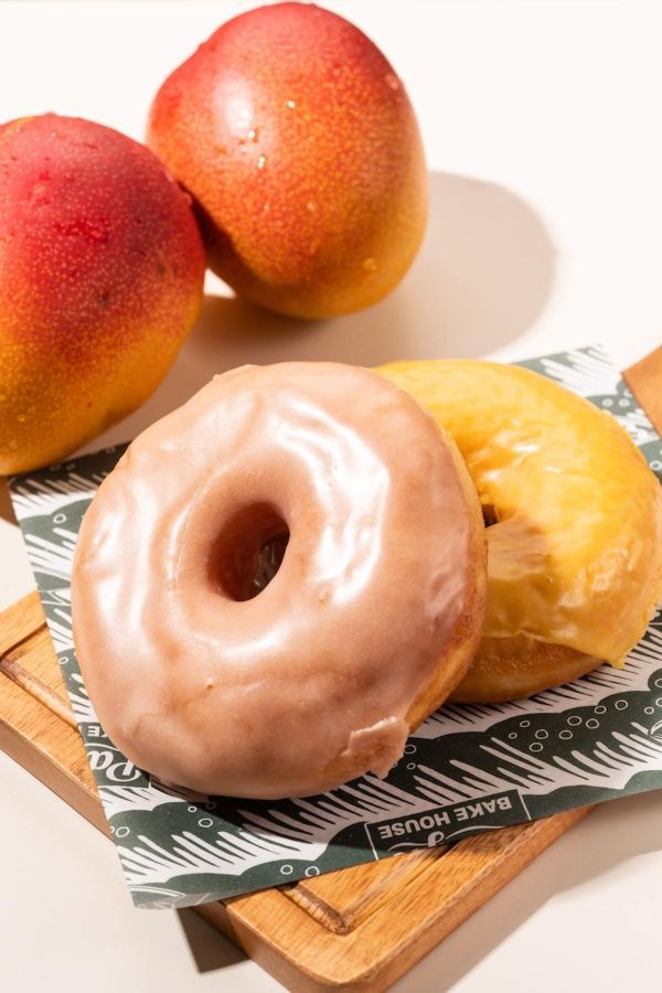 左から「ドーナッツ ハワイアンソルト」380円、「ドーナッツ グアバ」400円