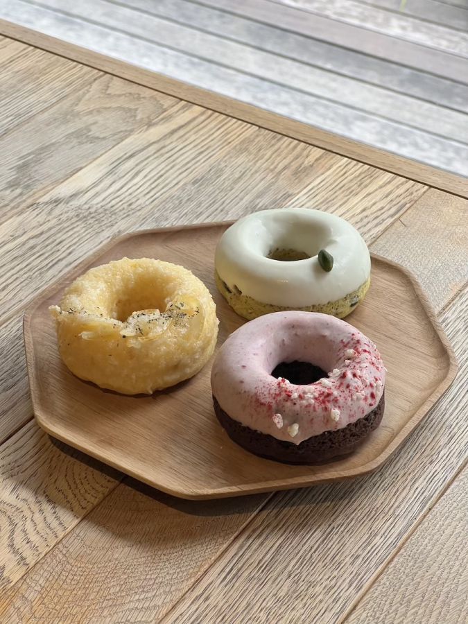 手前から時計回りに「ベルギーチョコレート、フランボワーズ、パチパチキャンディー」550円、「ペパーミント、グレープフルーツ、ディタ（ライチのお酒）」530円、「ホワイトチョコレート、ピスタチオ」580円。