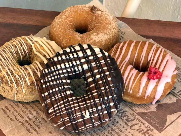 手前から時計回りに「オレンジショコラ」270円、「きなこティラミス」270円。「カフェオレ」250円、「木苺フロマージュラテ」270円