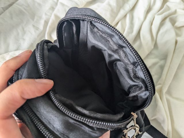 ガバッと開くL字ポケット