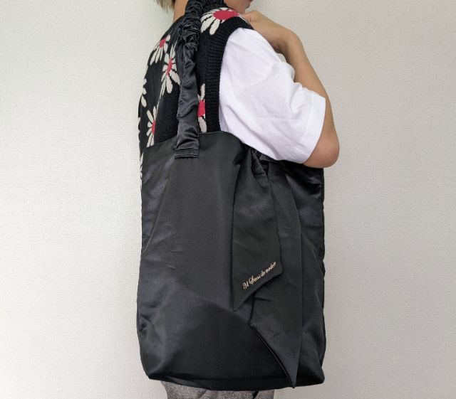 フリルリボントートバッグ持ったところ