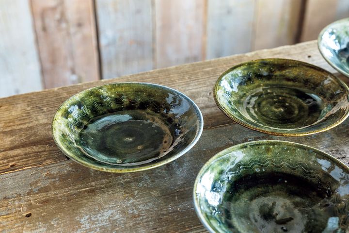 津田堅司の呉須釉櫛描七寸皿