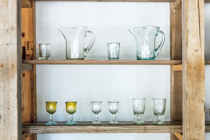 東京〈工芸喜頓〉店内