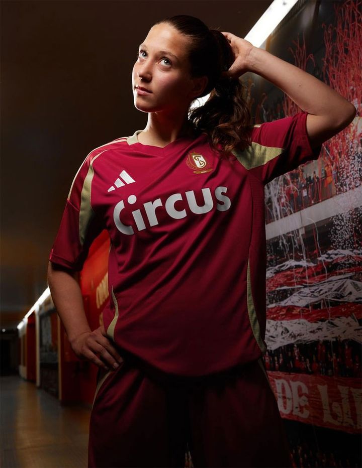 川辺駿がモデルで登場！スタンダールが2024-25新ユニフォームを発表 「真紅×金」の美しきコンビネーション