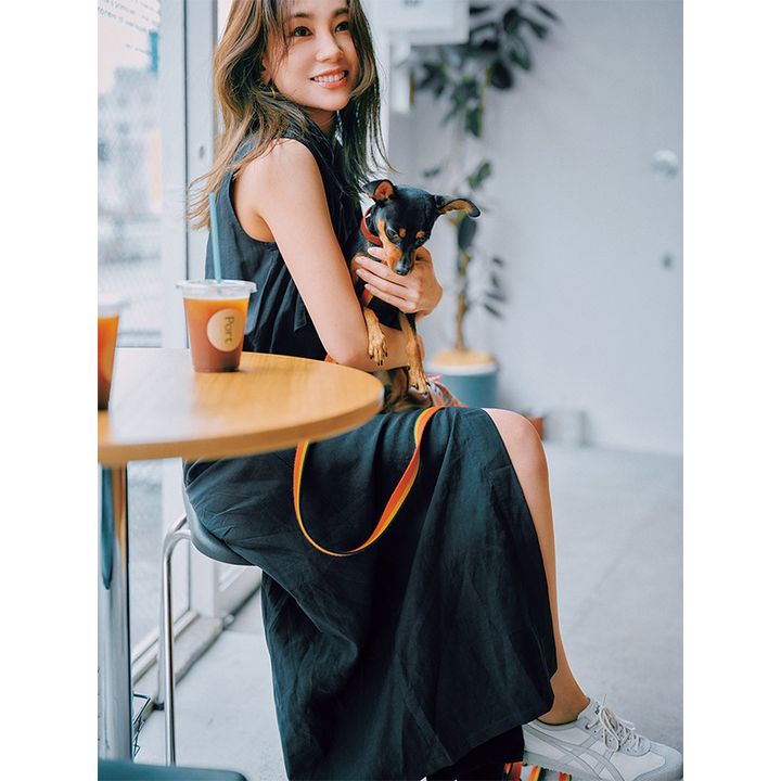 黒のノースリーブシャツワンピに白スニーカーを合わせる人気読者永山里絵さん