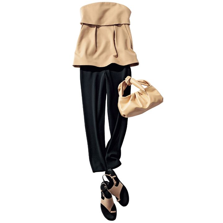 ベージュのビスチェに黒レギパンを合わせたヘルシーコーデ