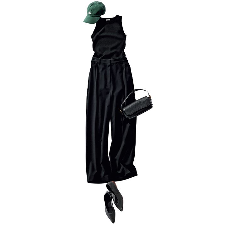 黒タンクトップと黒パンツのワントーンコーデ