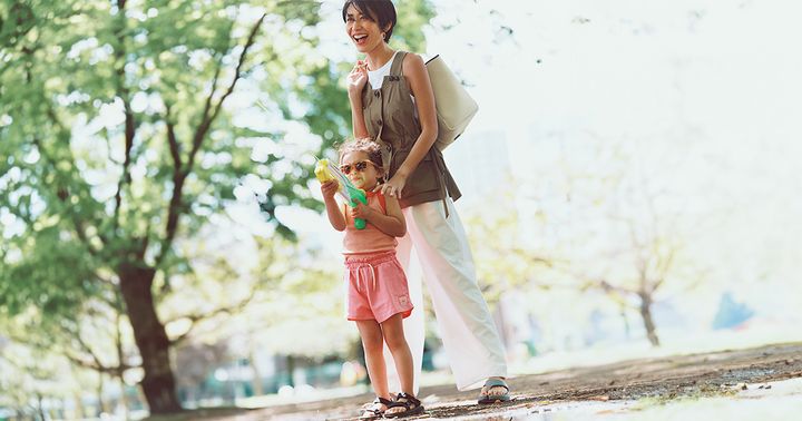 撥水のベージュベストと白パンツを合わせた外遊びコーデ