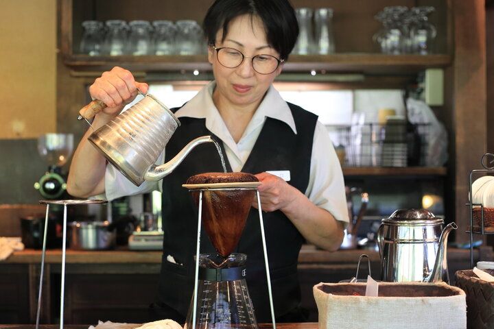 伊勢の森と川を眺めながら、朝詣での帰りにコーヒーを。おかげ横丁「五十鈴川カフェ」
