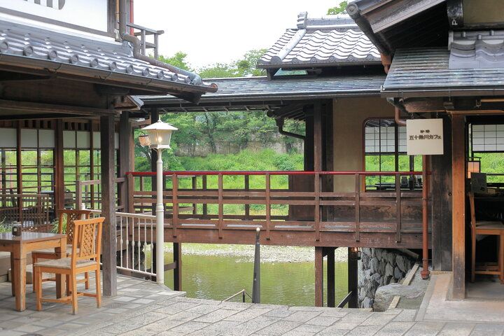 伊勢の森と川を眺めながら、朝詣での帰りにコーヒーを。おかげ横丁「五十鈴川カフェ」