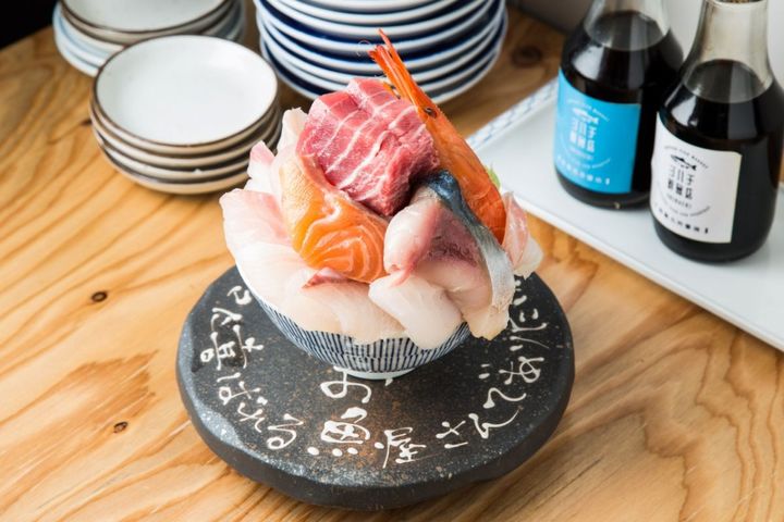 シハチの名物海鮮丼