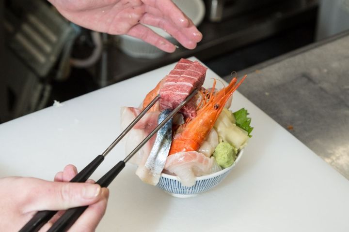 シハチの名物海鮮丼 調理中