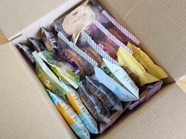 【シャトレーゼ】通販限定「夏の福箱 お菓子セット14種26個」が入った段ボールを開けた様子