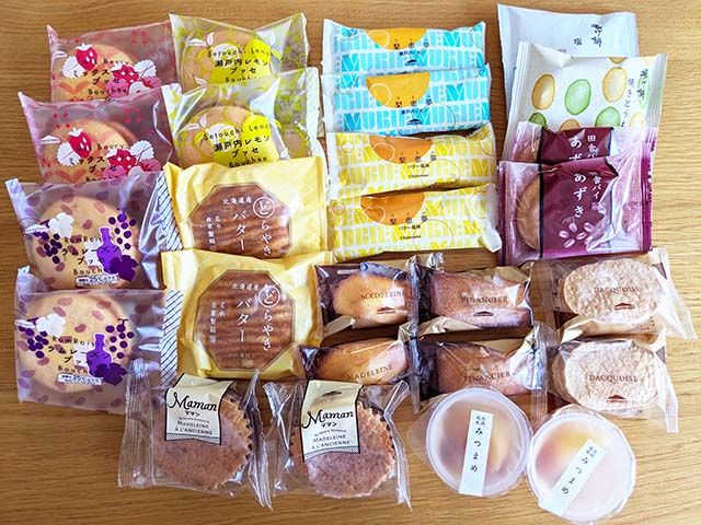 【シャトレーゼ】通販限定「夏の福箱 お菓子セット14種26個」のお菓子がテーブルにズラッと並んでいる様子