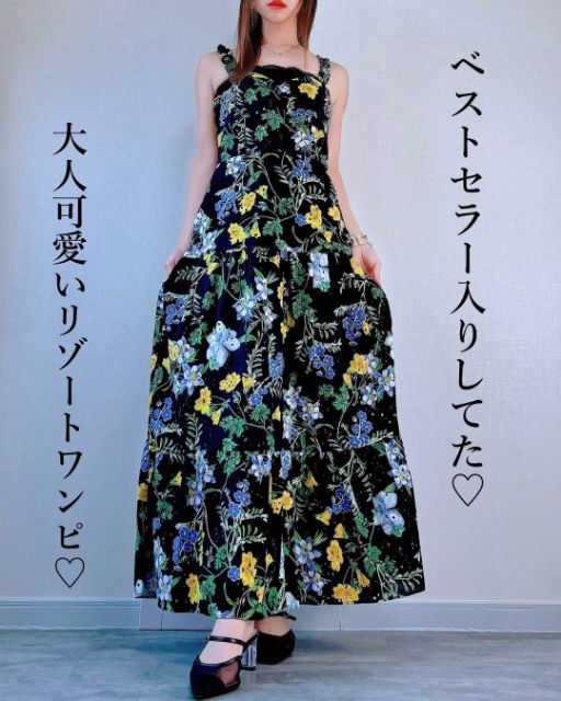 フラワープリントミディワンピースを着たコーデ