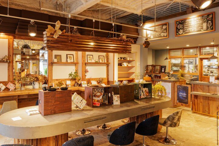 レトロな趣に浸りながら、岐阜・多治見の「ヒラクビル」で書店とカフェを満喫