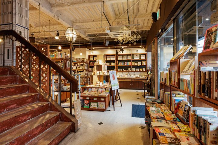 レトロな趣に浸りながら、岐阜・多治見の「ヒラクビル」で書店とカフェを満喫